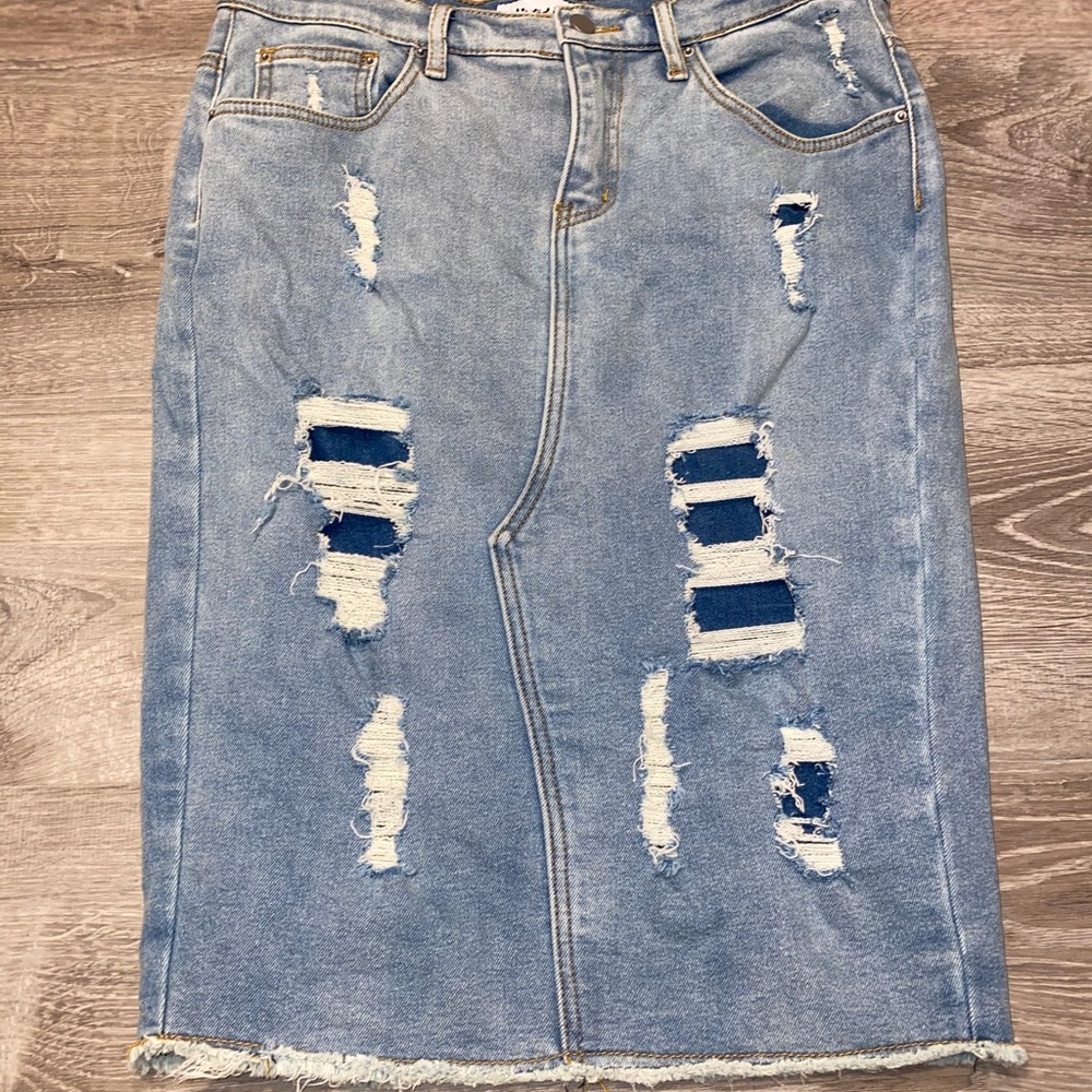 Skirted Fancy Distressed denim pencil skirt! 💙